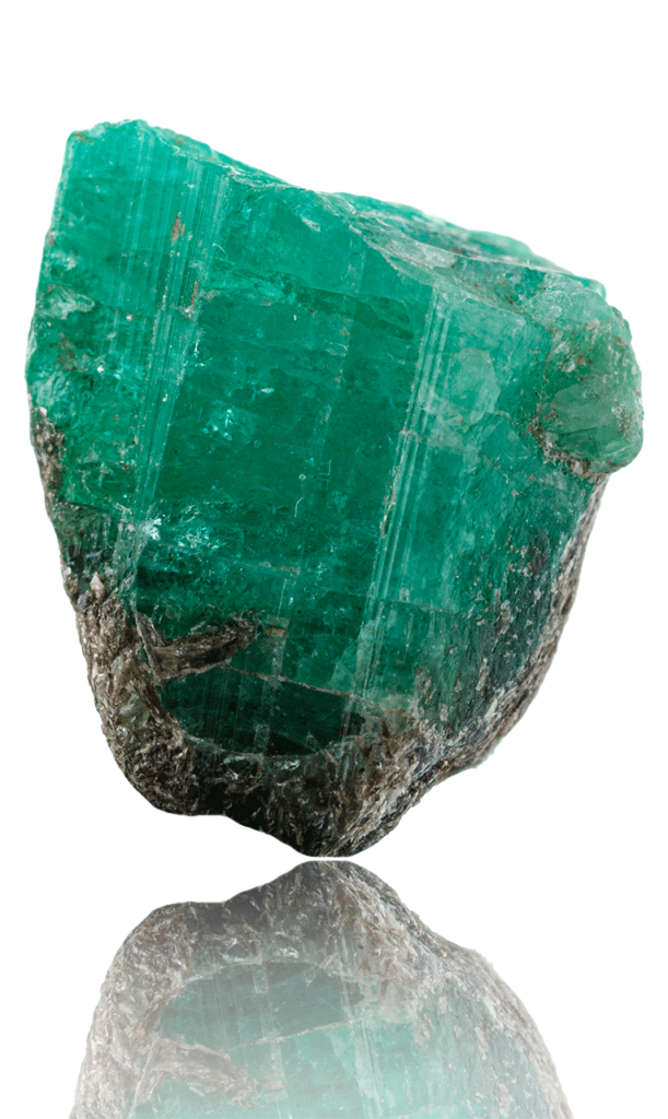 Mineral de esmeralda en su estado natural, con cristales verdes incrustados en roca, extraído de minas colombianas.