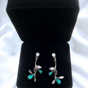 Aretes hojas con esmeralda natural colombiana montados en plata 925. Diseño artesanal inspirado en la naturaleza.