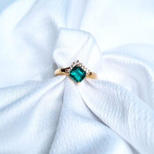 Anillo en oro 18K con esmeralda hexagonal y diamantes – hecho en Colombia
