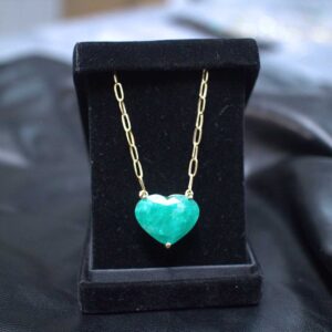 Collar con esmeralda corazón en oro 18K – pieza artesanal hecha en Colombia