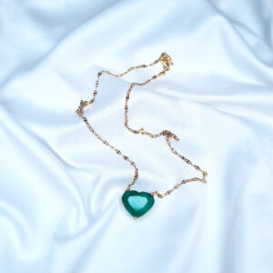 Collar con esmeralda en forma de corazón en oro 18K – joya artesanal colombiana