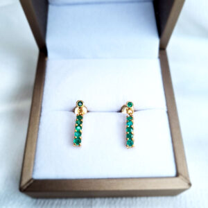 Aretes con esmeraldas redondas en oro 18K – joya artesanal hecha en Colombia