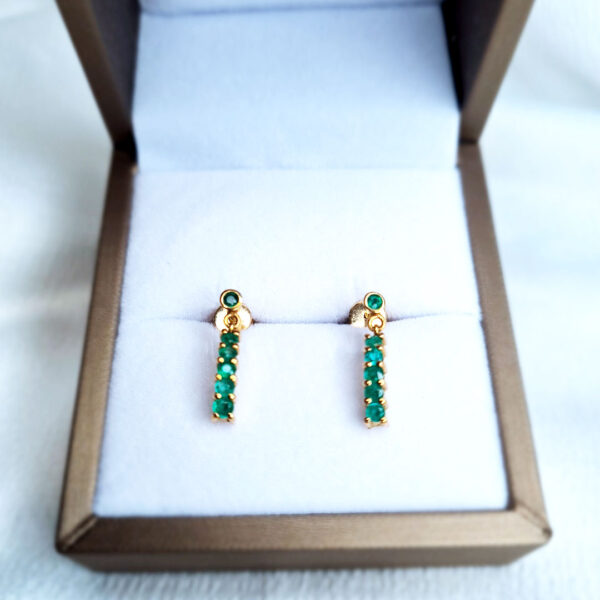 Aretes con esmeraldas redondas en oro 18K – joya artesanal hecha en Colombia
