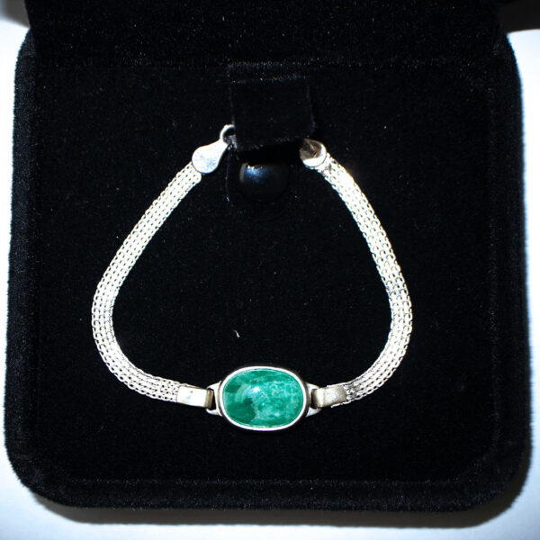 Pulsera con esmeralda cabujón colombiana montada en plata ley 925. Diseño artesanal, ovalado, suave y natural.
