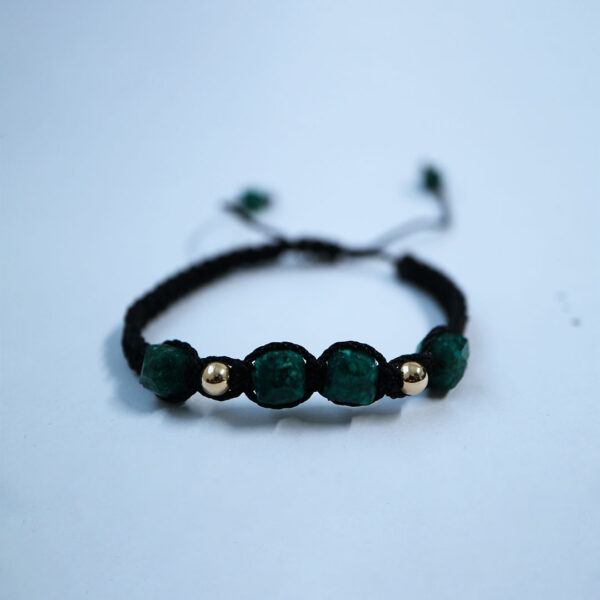 Pulsera con esmeralda cilíndrica y hilo beige – diseño colombiano artesanal y neutro