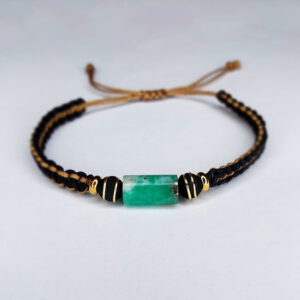 Pulsera negra con esmeralda cilíndrica y esferas de neopreno – joya tejida artesanal