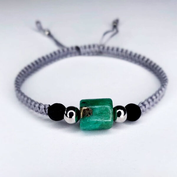 Pulsera con esmeralda cilíndrica y balines en acero gris – diseño artesanal colombiano