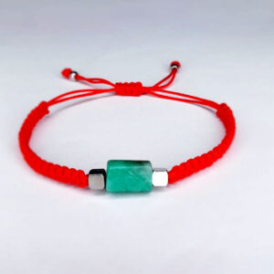 Pulsera con esmeralda cilíndrica, hilo rojo y cubos de acero – joya artesanal moderna