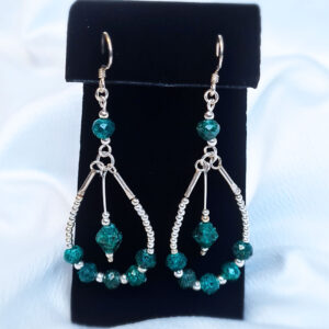 Aretes con esmeralda morralla encapsulada en plata 925 – diseño artesanal y circular