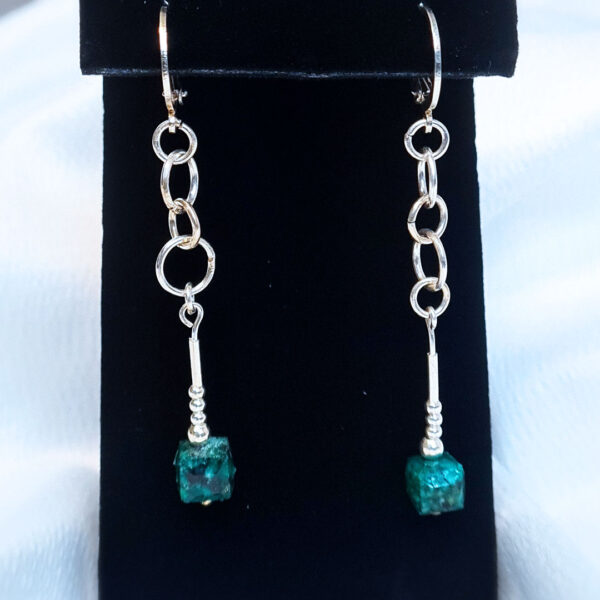 Aretes con esmeralda encapsulada en resina sobre base de plata 925 – joya colombiana artesanal
