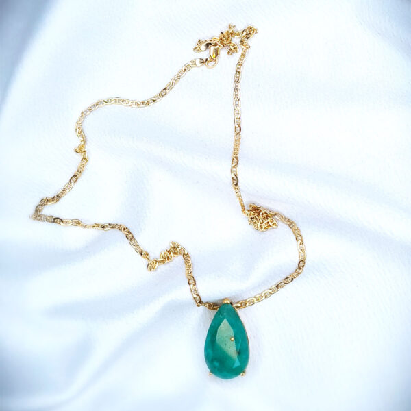Collar con esmeralda en forma de lágrima en oro 18K – joya artesanal colombiana