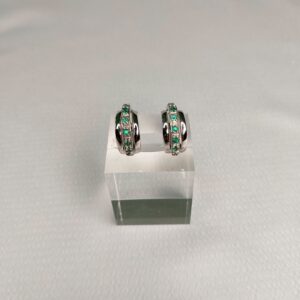 Candongas con esmeraldas en oro blanco 18K – joya artesanal hecha en Colombia